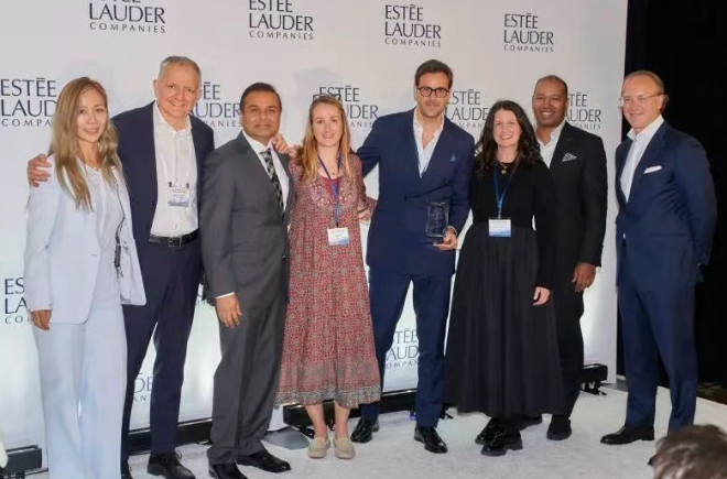 莹特丽集团荣膺雅诗兰黛2025年度供应商峰会“卓越创新与协作奖”